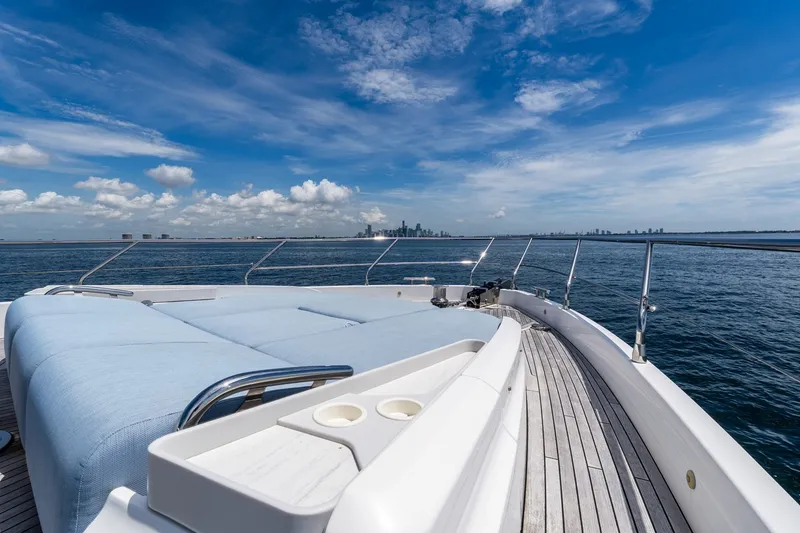 Slide: The Image of Azimut 68 Fly 2023 - 39