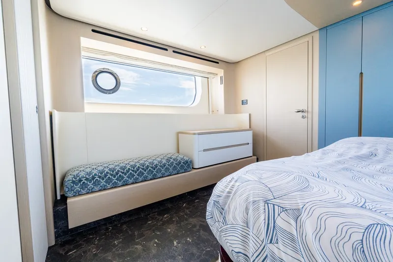 Slide: The Image of Azimut 68 Fly 2023 - 3