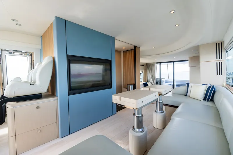 Slide: The Image of Azimut 68 Fly 2023 - 29