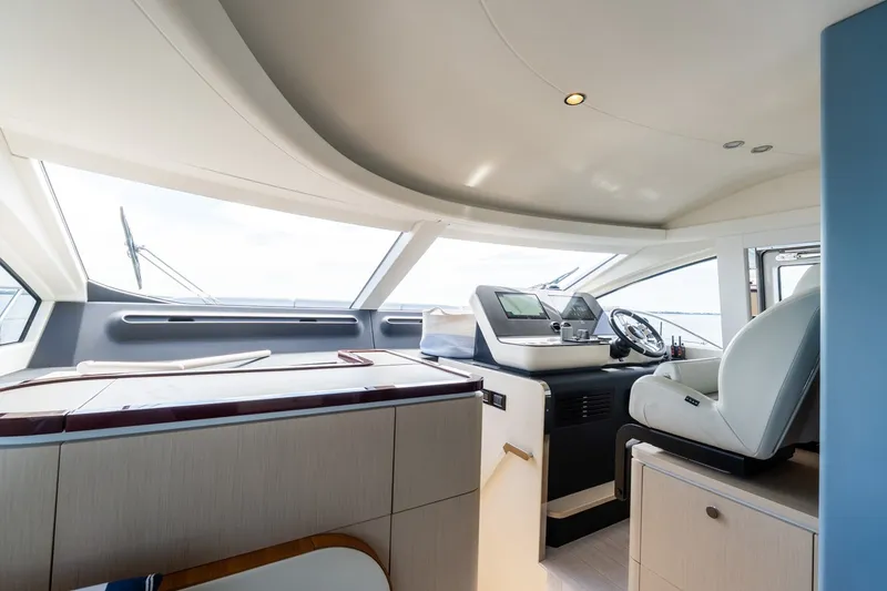 Slide: The Image of Azimut 68 Fly 2023 - 25
