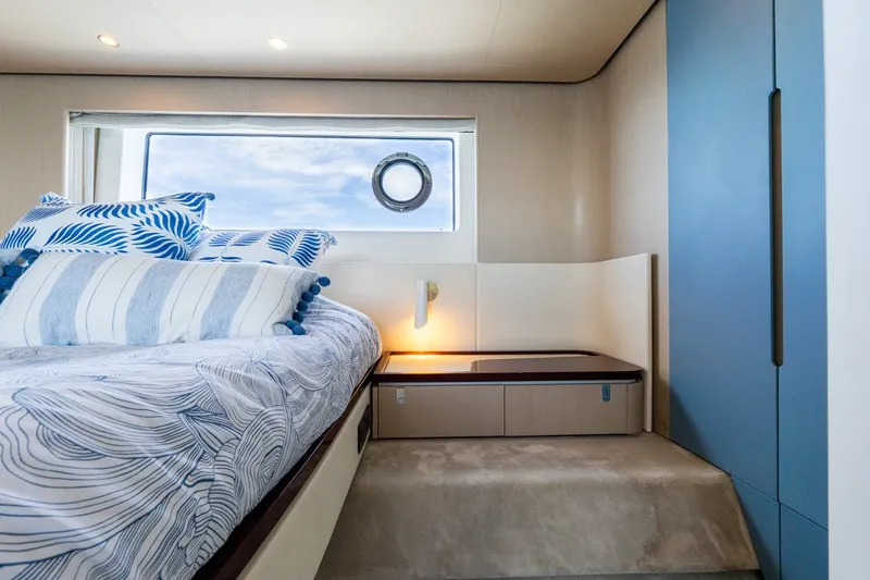 Slide: The Image of Azimut 68 Fly 2023 - 6
