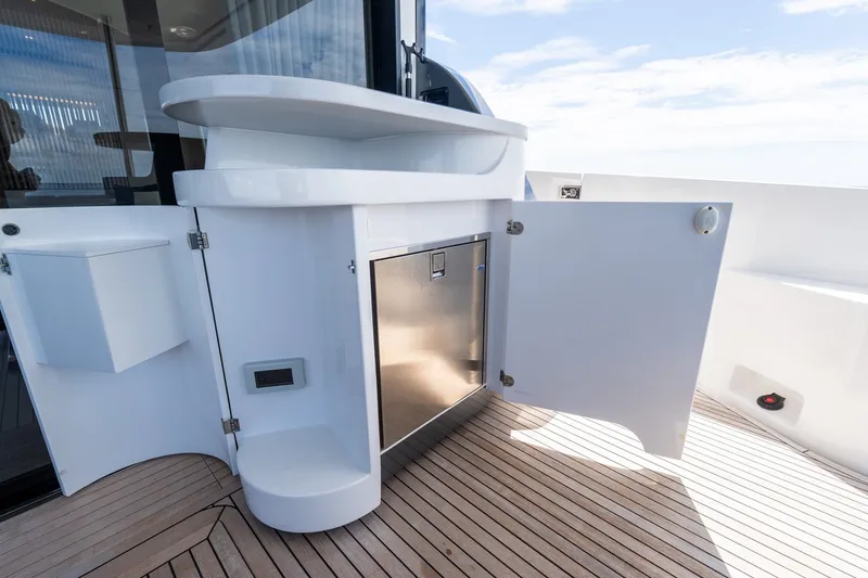 Slide: The Image of Azimut 68 Fly 2023 - 36