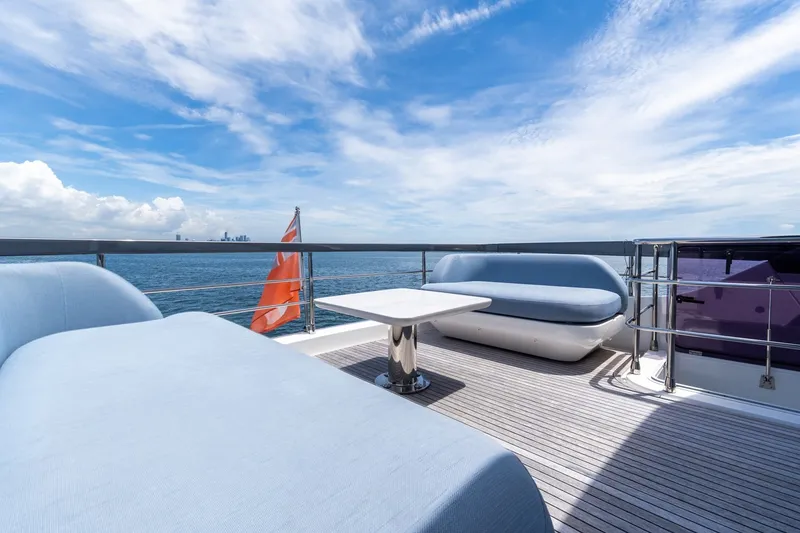 Slide: The Image of Azimut 68 Fly 2023 - 44