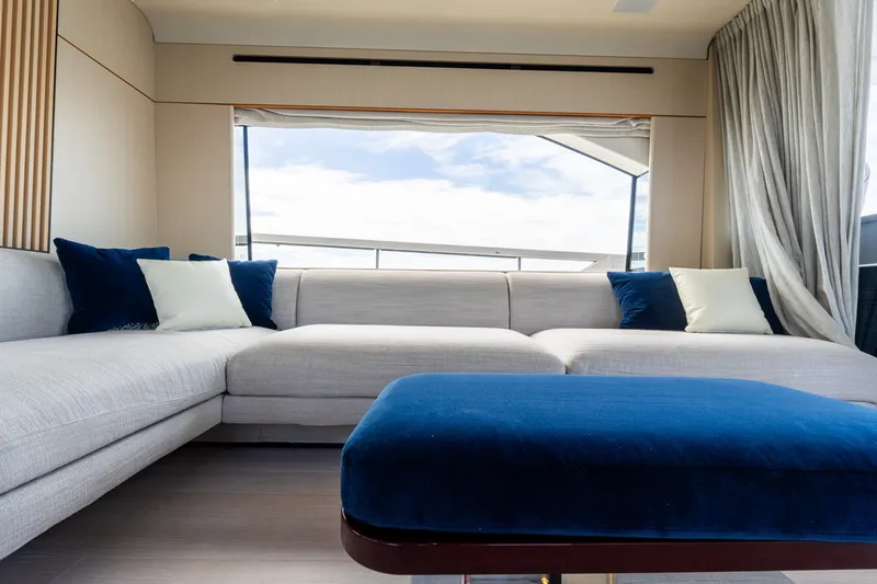 Slide: The Image of Azimut 68 Fly 2023 - 21