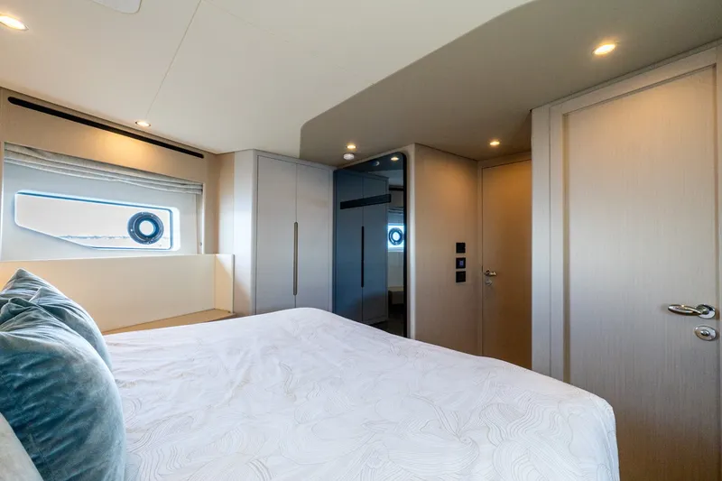 Slide: The Image of Azimut 68 Fly 2023 - 14