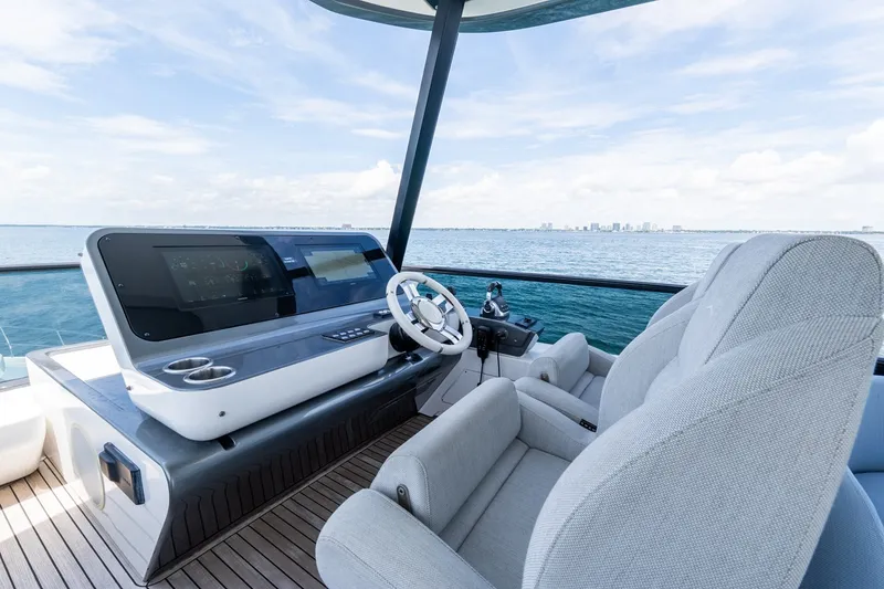 Slide: The Image of Azimut 68 Fly 2023 - 51