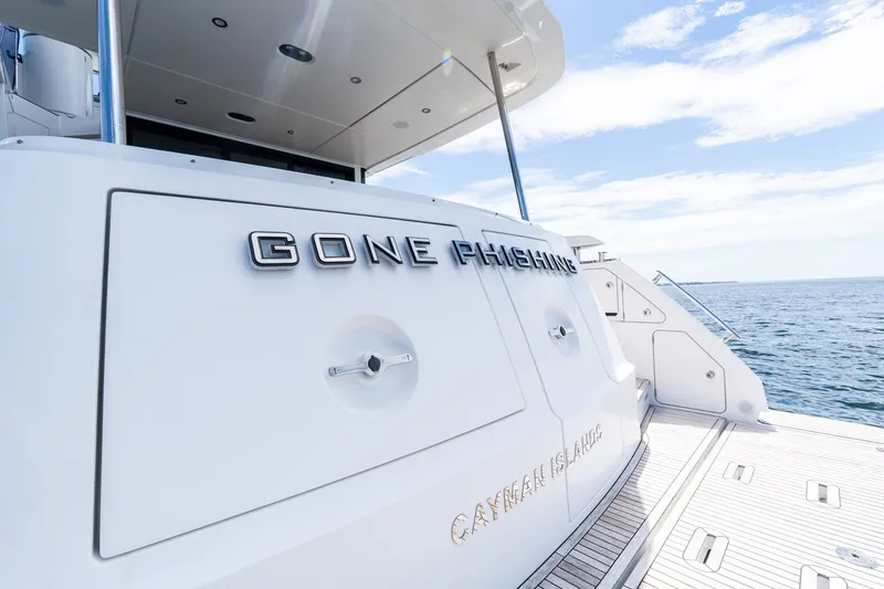 Slide: The Image of Azimut 68 Fly 2023 - 33