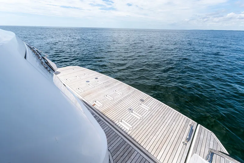 Slide: The Image of Azimut 68 Fly 2023 - 34