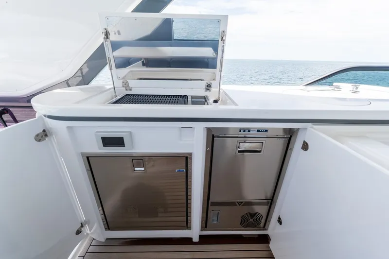 Slide: The Image of Azimut 68 Fly 2023 - 47