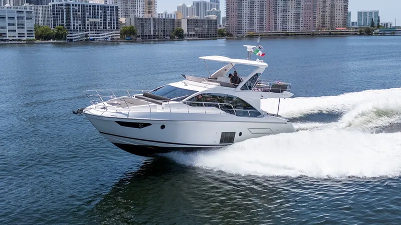 Slide: The Image of Azimut 50 FLY 2023 - 33
