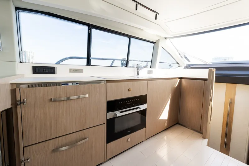 Slide: The Image of Azimut 50 FLY 2023 - 7