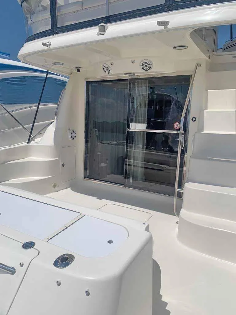 Slide: The Image of Sea Ray 550 Sedan Bridge 2005 - 19