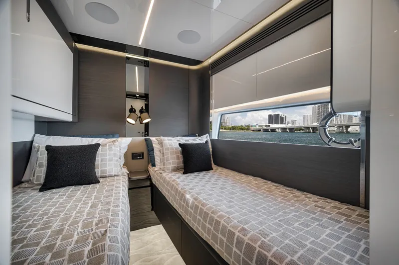 Slide: The Image of Azimut S8 2020 - 42