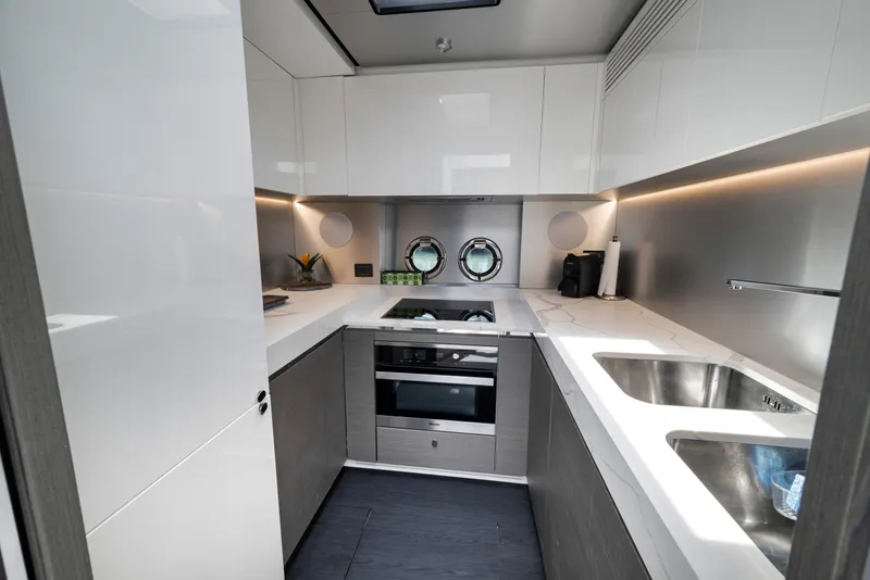 Slide: The Image of Azimut S8 2020 - 107