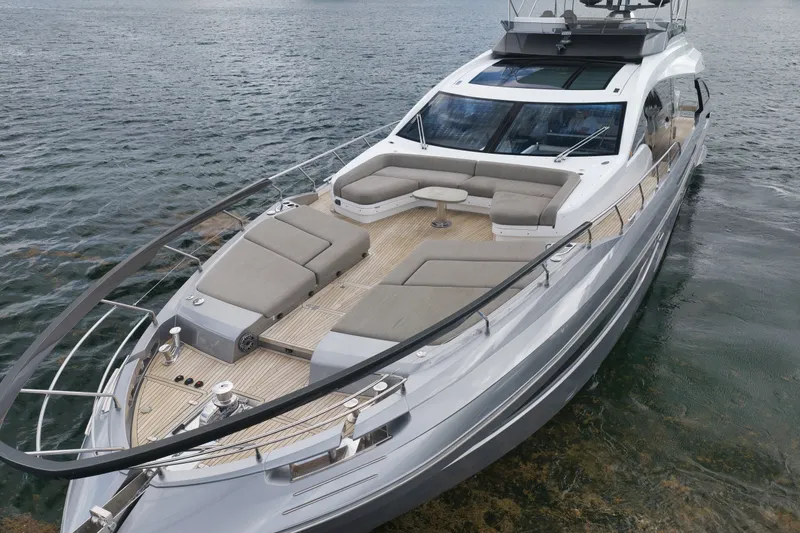 Slide: The Image of Azimut S8 2020 - 14