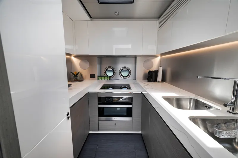 Slide: The Image of Azimut S8 2020 - 108