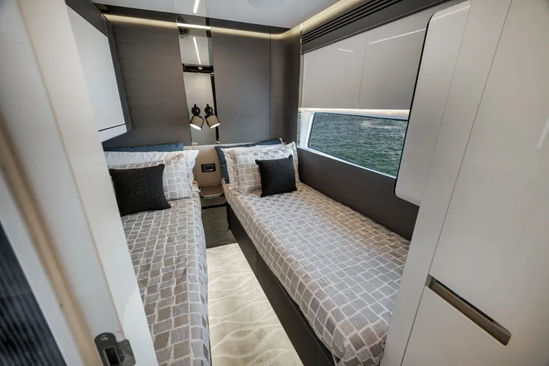 Slide: The Image of Azimut S8 2020 - 43