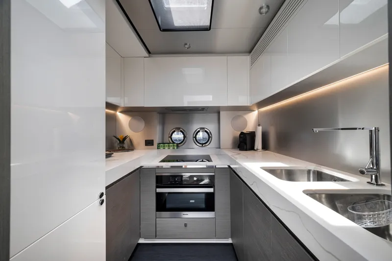 Slide: The Image of Azimut S8 2020 - 109