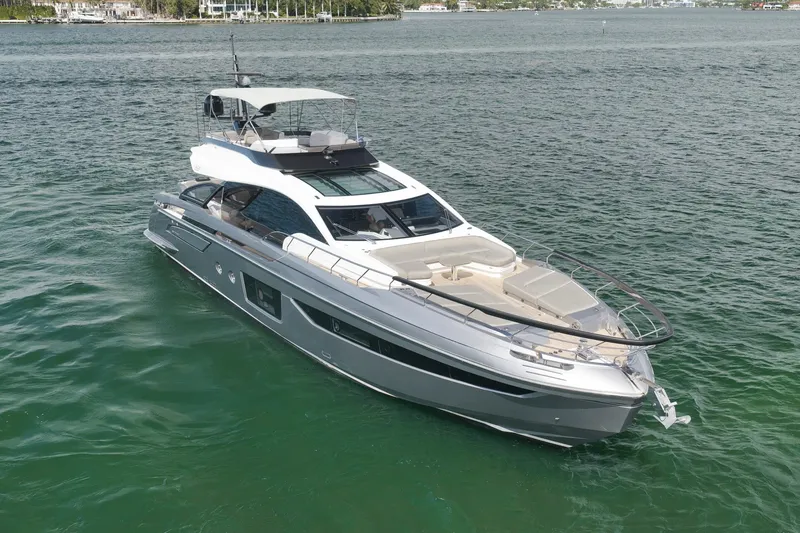 Slide: The Image of Azimut S8 2020 - 18