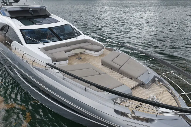 Slide: The Image of Azimut S8 2020 - 15