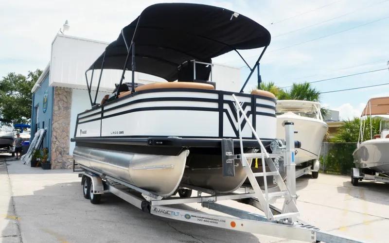 Slide: The Image of Viaggio Lago Z22Q 2025 - 10