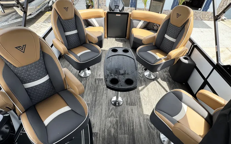 Slide: The Image of Viaggio Lago Z22Q 2025 - 18