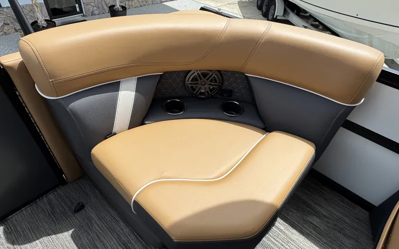Slide: The Image of Viaggio Lago Z22Q 2025 - 19