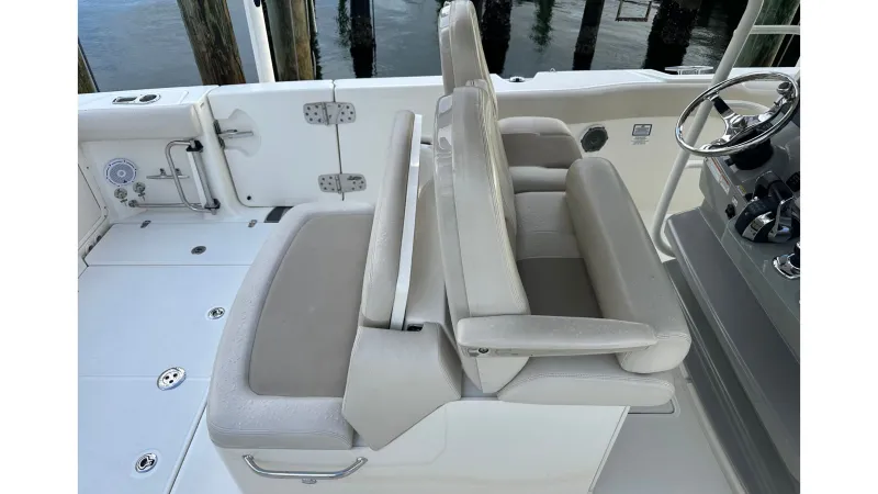 Slide: The Image of Boston Whaler 330 Outrage 2016 - 7