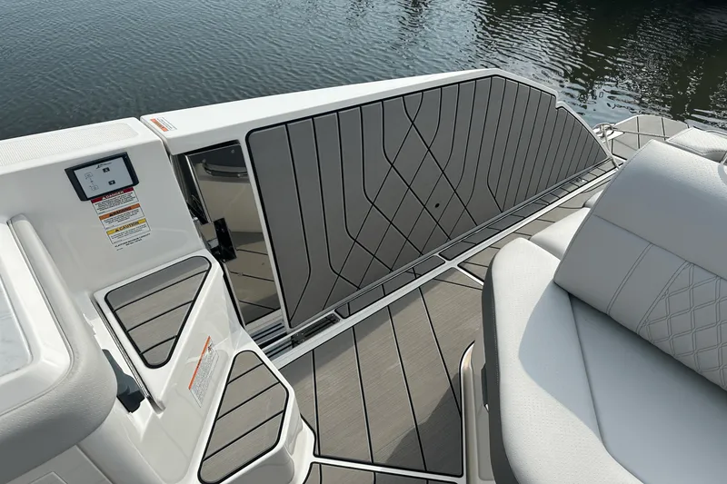 Slide: The Image of Sea Ray SLX 400 Outboard 2025 - 12