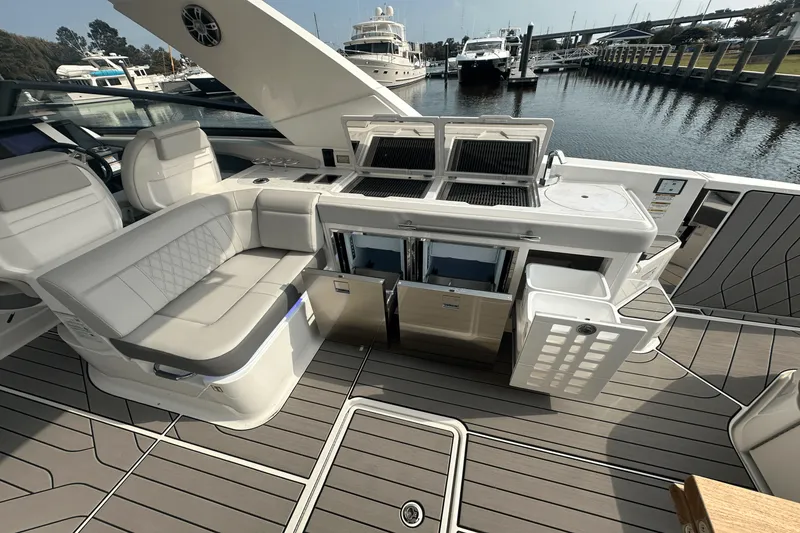 Slide: The Image of Sea Ray SLX 400 Outboard 2025 - 14