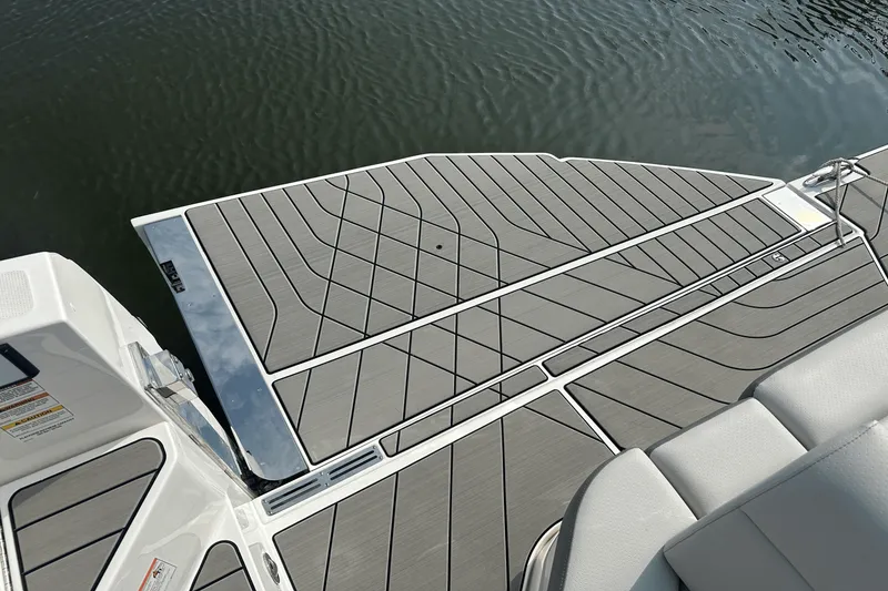 Slide: The Image of Sea Ray SLX 400 Outboard 2025 - 15