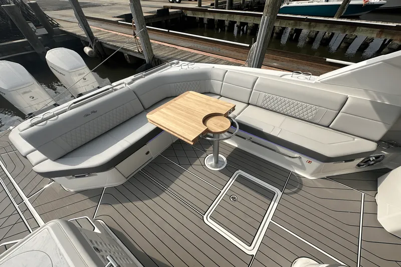 Slide: The Image of Sea Ray SLX 400 Outboard 2025 - 16