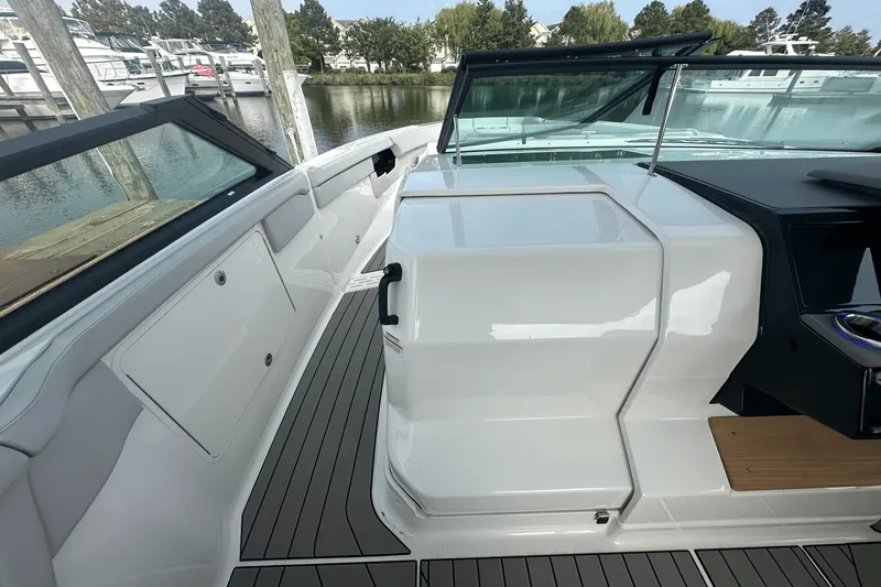 Slide: The Image of Sea Ray SLX 400 Outboard 2025 - 20