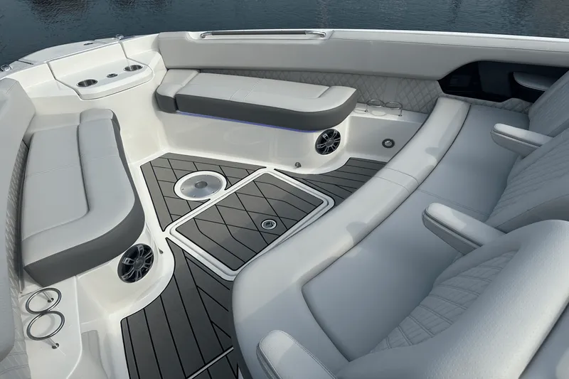 Slide: The Image of Sea Ray SLX 400 Outboard 2025 - 21