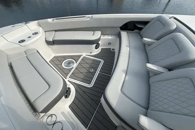 Slide: The Image of Sea Ray SLX 400 Outboard 2025 - 22