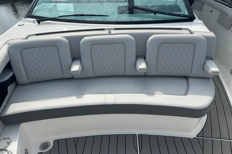 Slide: The Image of Sea Ray SLX 400 Outboard 2025 - 23