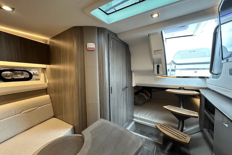 Slide: The Image of Sea Ray SLX 400 Outboard 2025 - 27