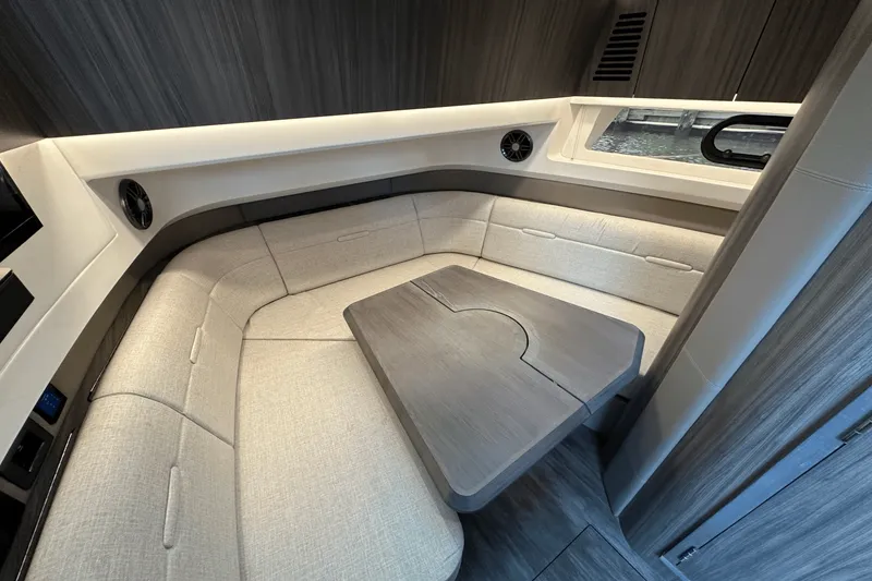 Slide: The Image of Sea Ray SLX 400 Outboard 2025 - 28