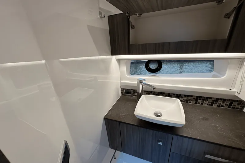 Slide: The Image of Sea Ray SLX 400 Outboard 2025 - 29