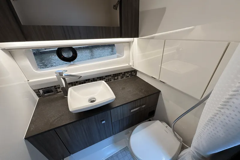 Slide: The Image of Sea Ray SLX 400 Outboard 2025 - 30