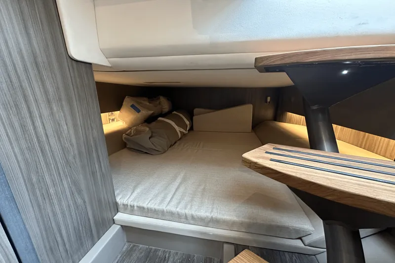 Slide: The Image of Sea Ray SLX 400 Outboard 2025 - 31