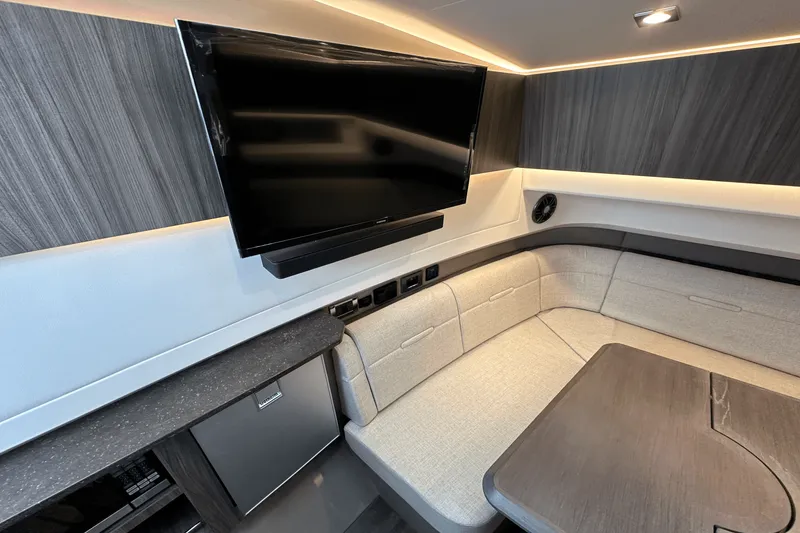 Slide: The Image of Sea Ray SLX 400 Outboard 2025 - 33