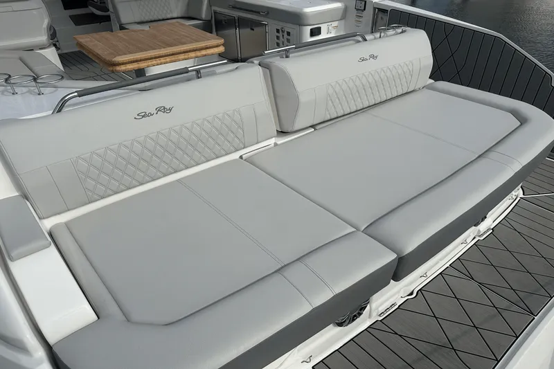 Slide: The Image of Sea Ray SLX 400 Outboard 2025 - 9