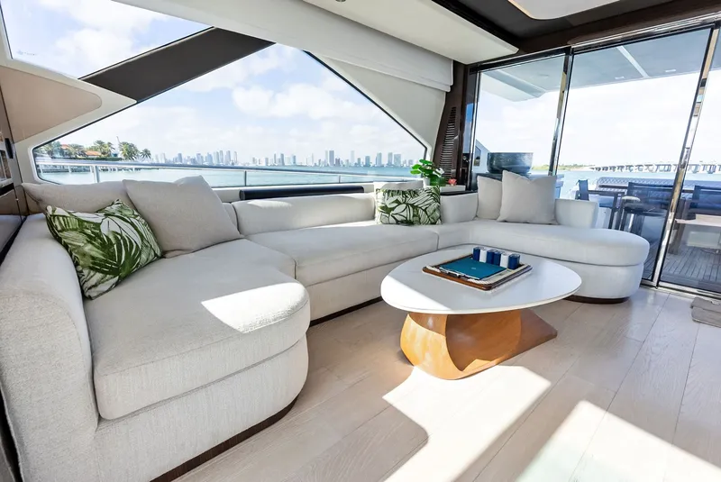 Slide: The Image of Azimut 77S 2017 - 13