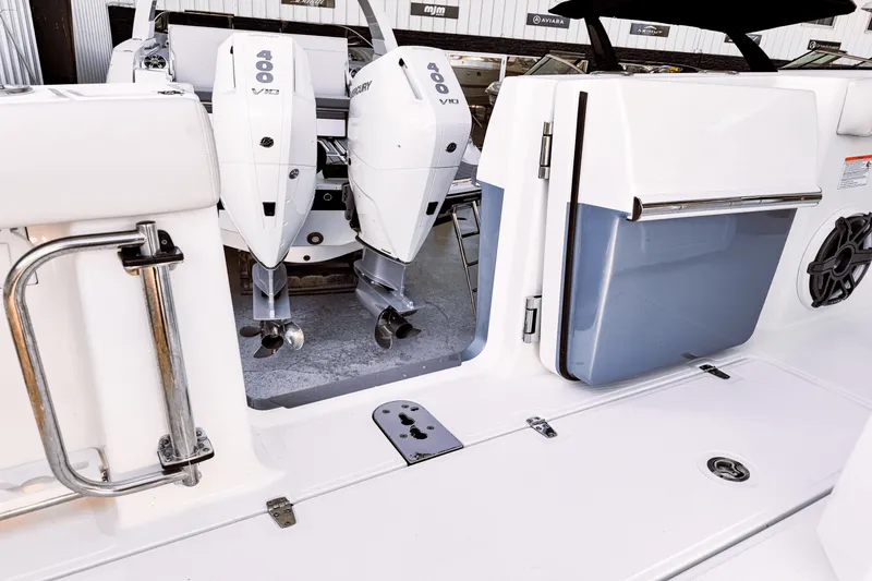 Slide: The Image of Boston Whaler 360 Outrage 2025 - 19