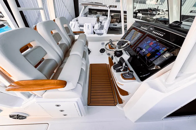 Slide: The Image of Boston Whaler 360 Outrage 2025 - 23