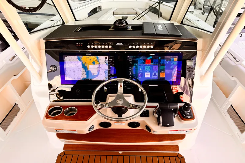 Slide: The Image of Boston Whaler 360 Outrage 2025 - 30