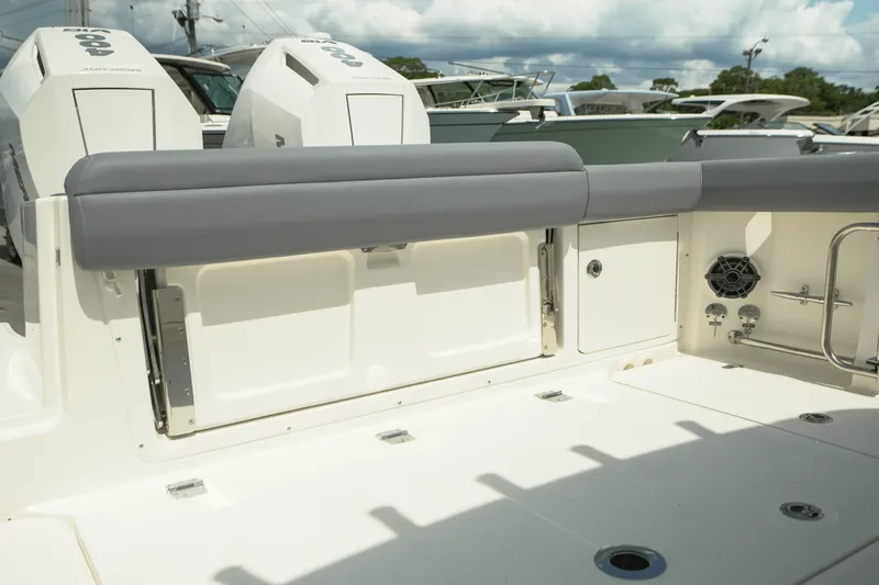 Slide: The Image of Boston Whaler 330 Outrage 2025 - 10