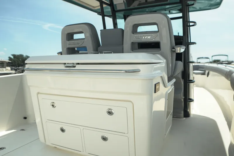 Slide: The Image of Boston Whaler 330 Outrage 2025 - 12