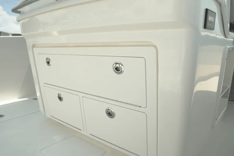 Slide: The Image of Boston Whaler 330 Outrage 2025 - 13